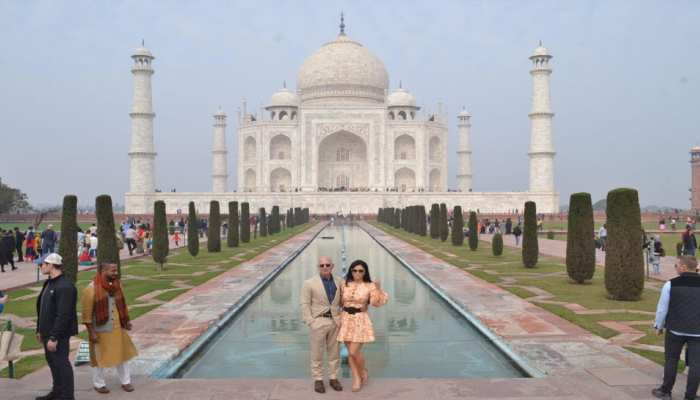 Amazon के संस्थापक जेफ बेजोस ने किया ताज का दीदार, ताजमहल की सुंदरता को बताया बेमिसाल Amazon के संस्थापक जेफ बेजोस ने किया ताज का दीदार, ताजमहल की सुंदरता को बताया बेमिसाल