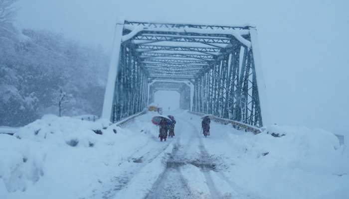 PICS: उत्तराखंड से लेकर कश्मीर तक फिर शुरू हुई बर्फबारी, सफेद चादर से ढके पहाड़