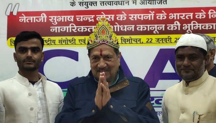 UP: CAA के समर्थन में मुस्लिम वर्ग, RSS नेता इंद्रेश कुमार को पहनाया CAA का मुकुट UP: CAA के समर्थन में मुस्लिम वर्ग, RSS नेता इंद्रेश कुमार को पहनाया CAA का मुकुट
