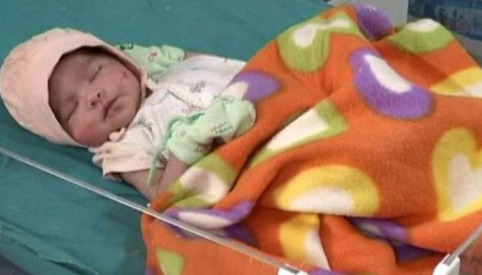 बीमारी देख मां-पिता ने नवजात को लावारिस छोड़ा, डॉक्टरों के चमत्कार से सब हैरान बीमारी देख मां-पिता ने नवजात को लावारिस छोड़ा, डॉक्टरों के चमत्कार से सब हैरान