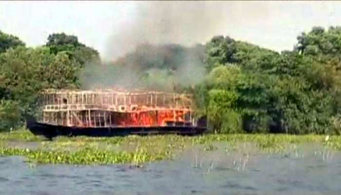 यात्रियों से भरी हाउसबोट में बीच झील में लगी भयंकर आग, फ‍िर...