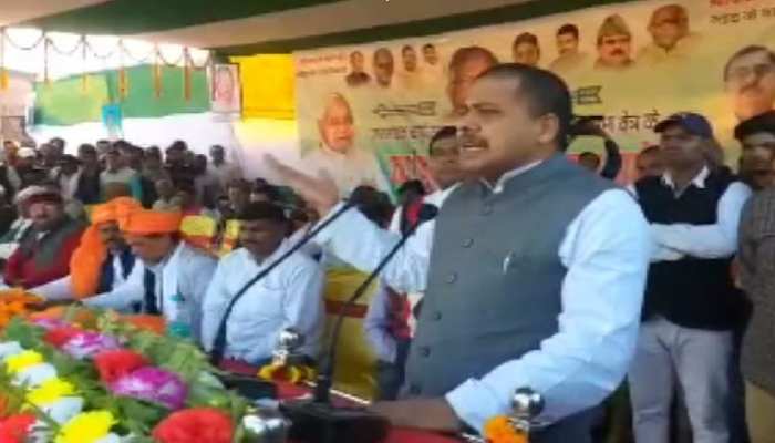 बिहार: चुनाव से पहले चकई में हुआ जेडीयू का सम्मेलन, साथ नजर आए आरजेडी नेता बिहार: चुनाव से पहले चकई में हुआ जेडीयू का सम्मेलन, साथ नजर आए आरजेडी नेता