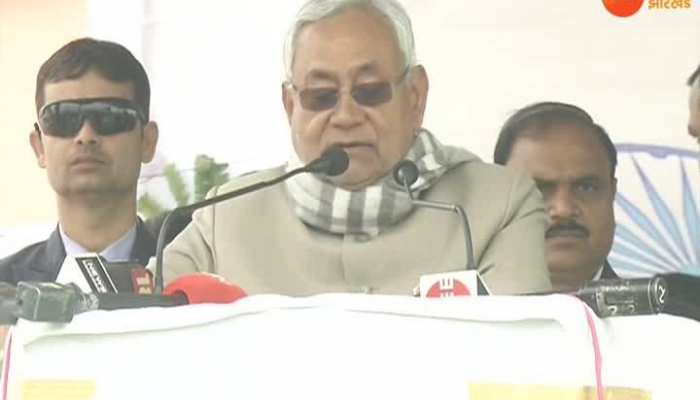 Elderly did the flag raising in front of CM Nitish Kumar