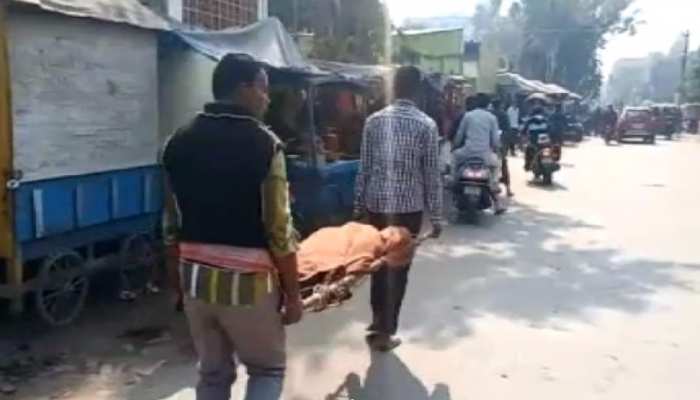 कटिहार में रेलवे की खुल गई पोल, अज्ञात शव को बांस में बांधकर भेजा अस्पताल कटिहार में रेलवे की खुल गई पोल, अज्ञात शव को बांस में बांधकर भेजा अस्पताल