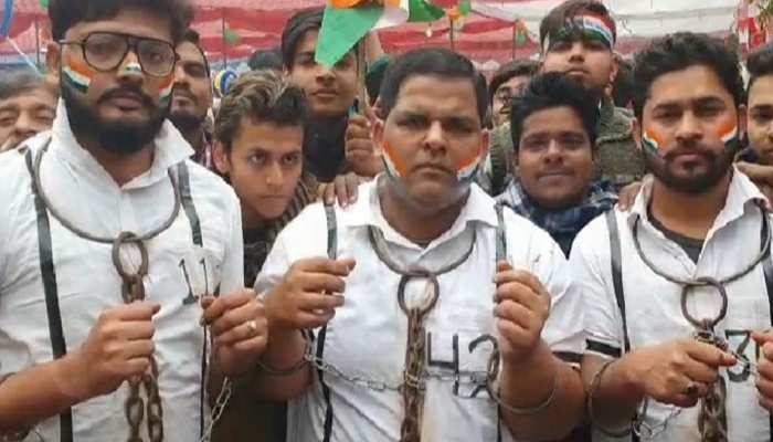 UP: संभल में CAA के विरोध में सपा कार्यकर्ताओं ने पहनी हथकड़ियां और कैदियों की ड्रेस UP: संभल में CAA के विरोध में सपा कार्यकर्ताओं ने पहनी हथकड़ियां और कैदियों की ड्रेस