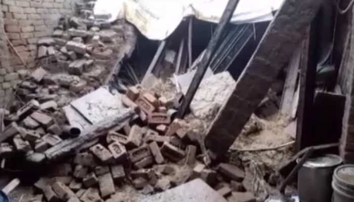 UP: बारिश के कारण गिरी कच्चे मकान की छत, मलबे में दबकर एक बच्ची की मौत, 3 घायल UP: बारिश के कारण गिरी कच्चे मकान की छत, मलबे में दबकर एक बच्ची की मौत, 3 घायल