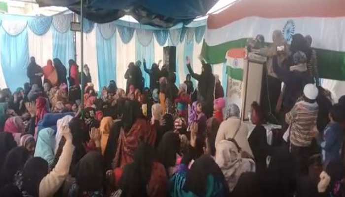 UP: शाहीन बाग की तरह देवबंद में भी प्रदर्शन, बच्चों के साथ धरना पर बैठीं मुस्लिम महिलाएं UP: शाहीन बाग की तरह देवबंद में भी प्रदर्शन, बच्चों के साथ धरना पर बैठीं मुस्लिम महिलाएं