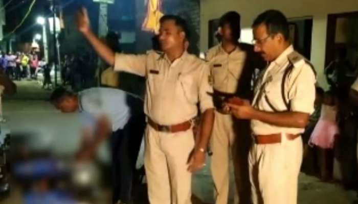 बिहार में थाना-पुलिस बैरक से शराब बरामद, 4 पुलिसकर्मी गिरफ्तार बिहार में थाना-पुलिस बैरक से शराब बरामद, 4 पुलिसकर्मी गिरफ्तार