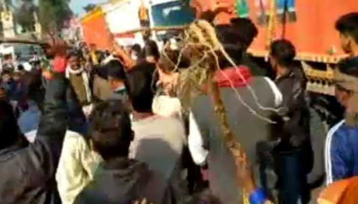 बिहार: जमुई में युवती की हत्या के बाद परिजनों ने किया सड़क जाम, पुलिस के पीटा बिहार: जमुई में युवती की हत्या के बाद परिजनों ने किया सड़क जाम, पुलिस के पीटा