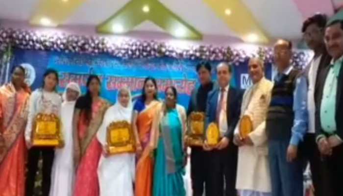 बिहार: बिहारशरीफ में 5 हस्तियों को किया गया सम्मानित, कई कार्यक्रम भी हुए प्रस्तुत बिहार: बिहारशरीफ में 5 हस्तियों को किया गया सम्मानित, कई कार्यक्रम भी हुए प्रस्तुत