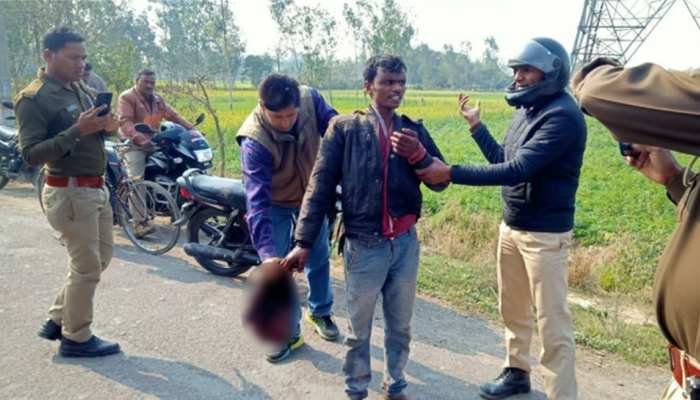 घर के द्वार पर धारदार हथियार से रेत दिया पत्नी का गला, कटा सिर लेकर थाने पहुंच गया सिरफिरा घर के द्वार पर धारदार हथियार से रेत दिया पत्नी का गला, कटा सिर लेकर थाने पहुंच गया सिरफिरा