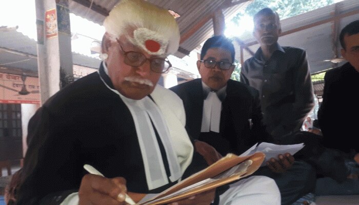 UP: ना हिंदी, ना अंग्रेजी सिर्फ संस्कृत में देता है दलील, इस वकील के सामने बोलना है मुश्किल, जानें कौन हैं ये UP: ना हिंदी, ना अंग्रेजी सिर्फ संस्कृत में देता है दलील, इस वकील के सामने बोलना है मुश्किल, जानें कौन हैं ये