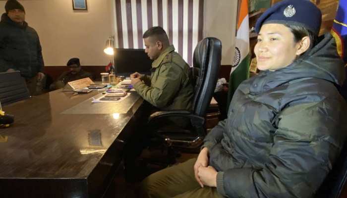 कश्मीर में इस महिला DSP ने तोड़ दी ड्रग्स माफिया की कमर, पत्थरबाजों पर ऐसे कसी नकेल कश्मीर में इस महिला DSP ने तोड़ दी ड्रग्स माफिया की कमर, पत्थरबाजों पर ऐसे कसी नकेल