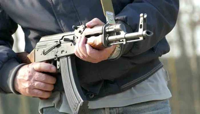 एक शख्स ने पड़ोसी पर AK-47 से ठोके फायर, सामने आई झगड़े की ये मामूली वजह एक शख्स ने पड़ोसी पर AK-47 से ठोके फायर, सामने आई झगड़े की ये मामूली वजह