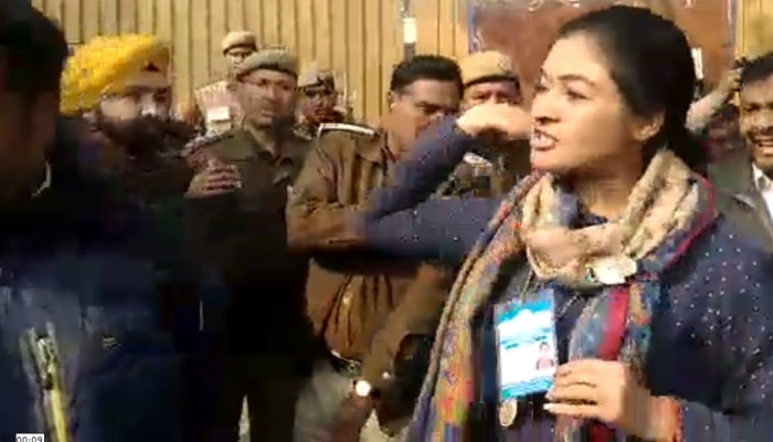 दिल्‍ली चुनाव की पहली 'थप्‍पड़बाजी', अलका लांबा ने AAP कार्यकर्ता को जड़ा तमाचा