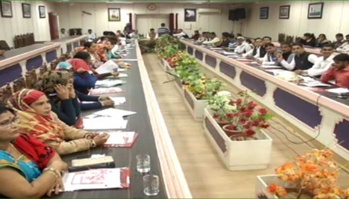 भरतपुर नगर निगम की बजट बैठक में पार्षदों का हंगामा, मेयर ने कहा- मछली बाजार मत बनाओ भरतपुर नगर निगम की बजट बैठक में पार्षदों का हंगामा, मेयर ने कहा- मछली बाजार मत बनाओ
