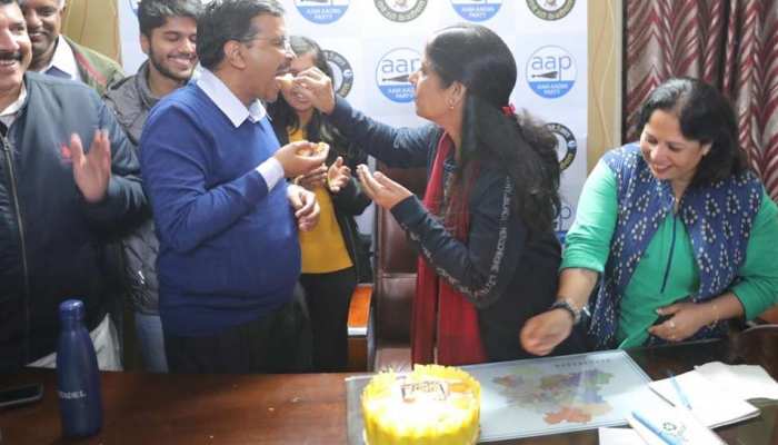 दो-दो जश्न: जब चुनावी जीत के साथ केजरीवाल ने मनाया पत्नी सुनीता का Birthday 