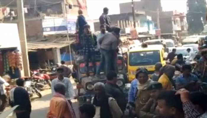 बिहार: 10वें दिन भी जारी रहा मजदूरों का विरोध प्रदर्शन, नगर पंचायत कार्यालय में जड़ा ताला बिहार: 10वें दिन भी जारी रहा मजदूरों का विरोध प्रदर्शन, नगर पंचायत कार्यालय में जड़ा ताला