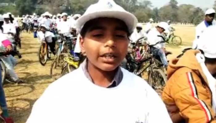 बिहार: 'आओ साइकिल चलाएं' कार्यकम का हुआ आयोजन, छात्रों को दिलाई गई ईंधन बचाने की शपथ बिहार: 'आओ साइकिल चलाएं' कार्यकम का हुआ आयोजन, छात्रों को दिलाई गई ईंधन बचाने की शपथ