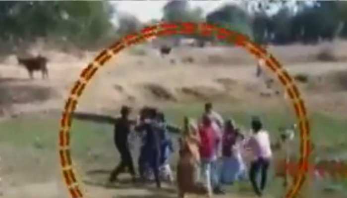 बिहार: साली के साथ अवैध संबंध रखने पर दामाद को ससुराल वालों ने जमकर पीटा, देखें VIDEO बिहार: साली के साथ अवैध संबंध रखने पर दामाद को ससुराल वालों ने जमकर पीटा, देखें VIDEO