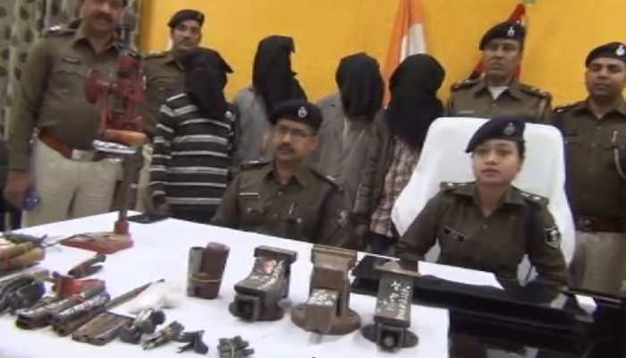 मुंगेर: नक्सल प्रभावित क्षेत्रों में पुलिस ने की छापेमारी, 3 मिनी गन फैक्ट्री बरामद मुंगेर: नक्सल प्रभावित क्षेत्रों में पुलिस ने की छापेमारी, 3 मिनी गन फैक्ट्री बरामद