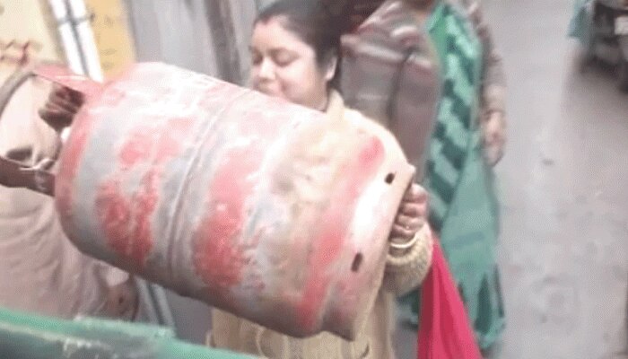 150 रुपये बढ़े घरेलू सिलेंडर के दाम, पीएम मोदी के संसदीय क्षेत्र में महिला ने किया अनोखे अंदाज में विरोध 150 रुपये बढ़े घरेलू सिलेंडर के दाम, पीएम मोदी के संसदीय क्षेत्र में महिला ने किया अनोखे अंदाज में विरोध