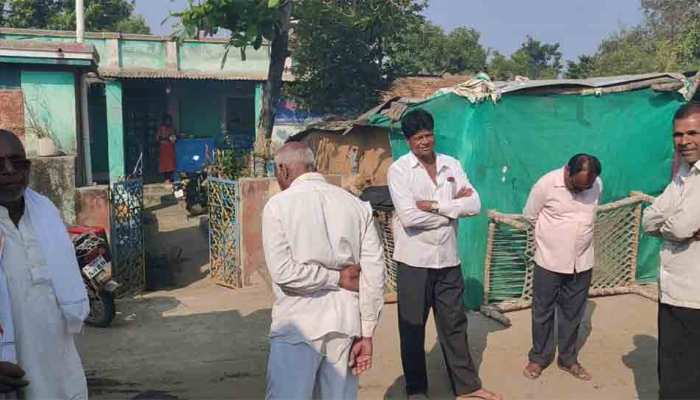 पुलवामा हमला: एक साल बाद भी शहीद के परिवार को है सरकारी मदद का इंतजार पुलवामा हमला: एक साल बाद भी शहीद के परिवार को है सरकारी मदद का इंतजार
