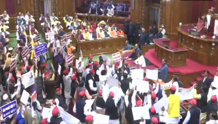 हंगामे की भेंट चढ़ा UP असेंबली के बजट सत्र का पहला दिन, विपक्ष ने लगाए 'राज्यपाल वापस जाओ' के नारे हंगामे की भेंट चढ़ा UP असेंबली के बजट सत्र का पहला दिन, विपक्ष ने लगाए 'राज्यपाल वापस जाओ' के नारे