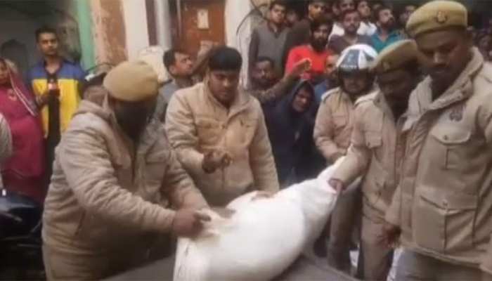वाराणसी: पति-पत्नी ने दोनों बच्चों की गला दबाकर की हत्या, फिर खुद फंदे से झूल कर ली सुसाइड वाराणसी: पति-पत्नी ने दोनों बच्चों की गला दबाकर की हत्या, फिर खुद फंदे से झूल कर ली सुसाइड