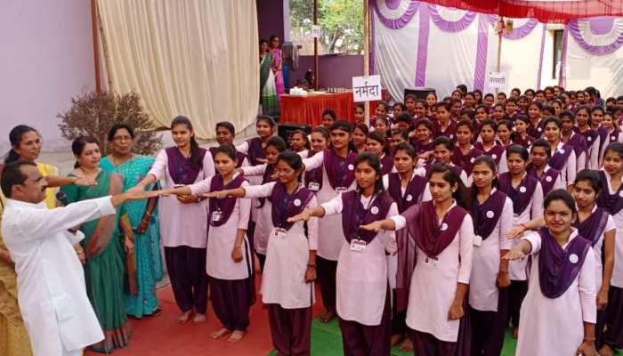 टीचर्स ने छात्राओं को दिलाई 'लव मैरिज' न करने की शपथ, मचा बवाल टीचर्स ने छात्राओं को दिलाई 'लव मैरिज' न करने की शपथ, मचा बवाल