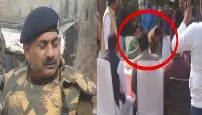 UP: राम गोपाल यादव के पैर छूते हुए CO सिटी की फोटो वायरल, DGP के निर्देश पर लाइन हाजिर UP: राम गोपाल यादव के पैर छूते हुए CO सिटी की फोटो वायरल, DGP के निर्देश पर लाइन हाजिर