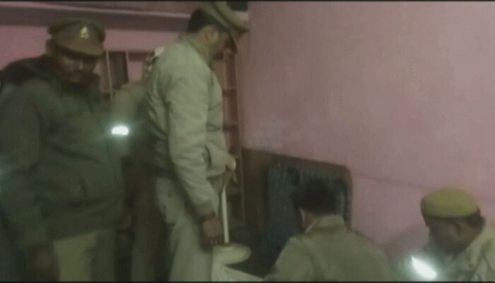 UP: एक ही परिवार के चार लोगों की मौत से हड़कंप, फांसी पर लटके मिले पति-पत्नी UP: एक ही परिवार के चार लोगों की मौत से हड़कंप, फांसी पर लटके मिले पति-पत्नी