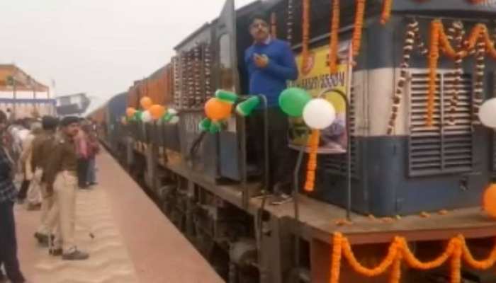 बिहार: सुपौल-सहरसा के बीच ट्रेन का परिचालन शुरू, मंत्री ने दिखाई हरी झंडी बिहार: सुपौल-सहरसा के बीच ट्रेन का परिचालन शुरू, मंत्री ने दिखाई हरी झंडी