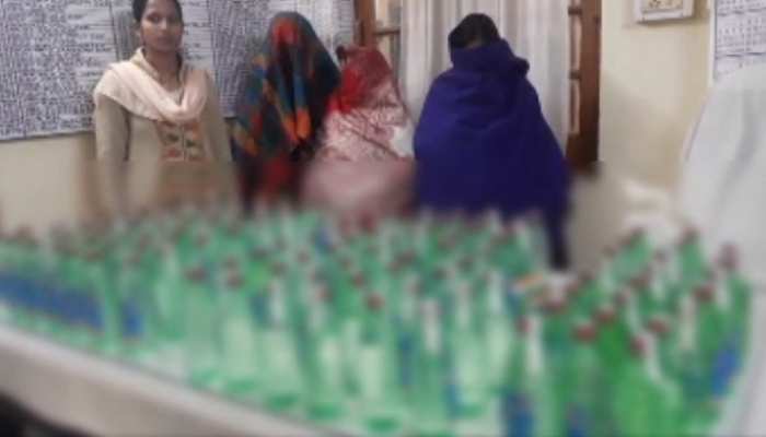 बिहार: GRP ने जब्त की भारी मात्रा में देसी शराब, 3 महिलाएं गिरफ्तार बिहार: GRP ने जब्त की भारी मात्रा में देसी शराब, 3 महिलाएं गिरफ्तार