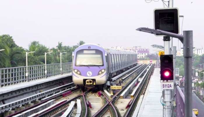 कोलकाता मेट्रो में धुएं के बाद अफरातफरी, यात्रियों की चीख-पुकार के बाद रोकी गई ट्रेन कोलकाता मेट्रो में धुएं के बाद अफरातफरी, यात्रियों की चीख-पुकार के बाद रोकी गई ट्रेन