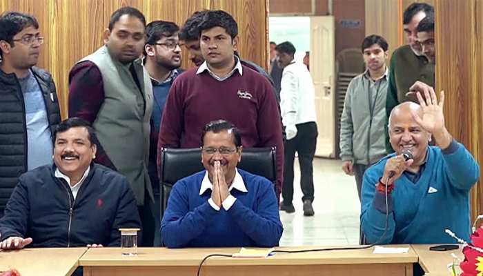 केजरीवाल के शपथ ग्रहण में शिक्षकों की मौजूदगी जरूरी नहीं, विरोध के बाद कदम वापस लिए केजरीवाल के शपथ ग्रहण में शिक्षकों की मौजूदगी जरूरी नहीं, विरोध के बाद कदम वापस लिए