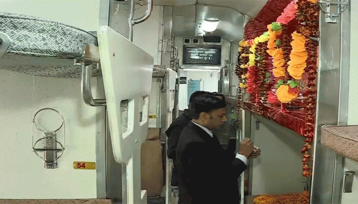 काशी महाकाल एक्सप्रेस में यह सीट भगवान शिव के लिए रिजर्व्ड काशी महाकाल एक्सप्रेस में यह सीट भगवान शिव के लिए रिजर्व्ड