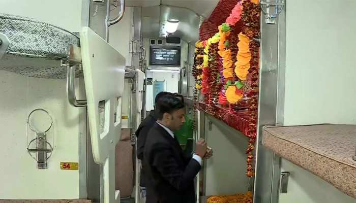 काशी-महाकाल एक्सप्रेस में भगवान शिव की 'सीट' पर सियासत, IRCTC ने दी सफाई काशी-महाकाल एक्सप्रेस में भगवान शिव की 'सीट' पर सियासत, IRCTC ने दी सफाई