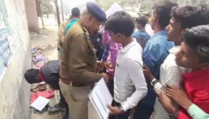 कटिहार: नियोजित शिक्षकों के हड़ताल का असर, कुछ इस अंदाज में खाकीवाले कर रहे हैं जांच कटिहार: नियोजित शिक्षकों के हड़ताल का असर, कुछ इस अंदाज में खाकीवाले कर रहे हैं जांच