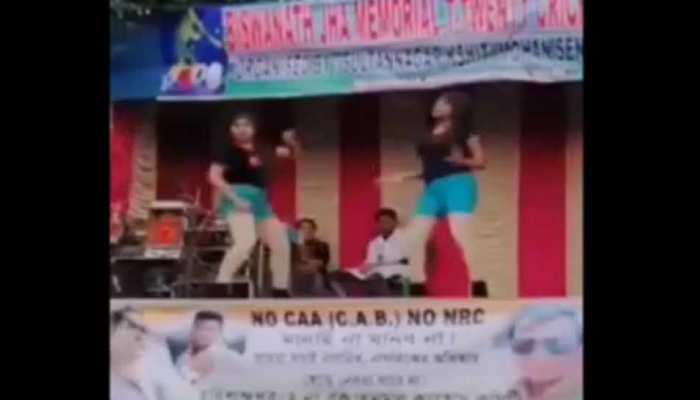 TMC की CAA के खिलाफ सभा में लगे महिला डांसरों के ठुमके, सोशल मीडिया पर वीडियो वायरल TMC की CAA के खिलाफ सभा में लगे महिला डांसरों के ठुमके, सोशल मीडिया पर वीडियो वायरल