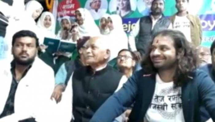 बिहार: CAA-NRC के खिलाफ प्रदर्शन कर रहे लोगों के बीच पहुंचे तेजप्रताप, सरकार पर साधा निशाना बिहार: CAA-NRC के खिलाफ प्रदर्शन कर रहे लोगों के बीच पहुंचे तेजप्रताप, सरकार पर साधा निशाना