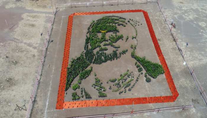 महाराष्ट्र: 9000 पौधों से बनाई शिवाजी महाराज की अनोखी प्रतिमा, देखें Pics महाराष्ट्र: 9000 पौधों से बनाई शिवाजी महाराज की अनोखी प्रतिमा, देखें Pics