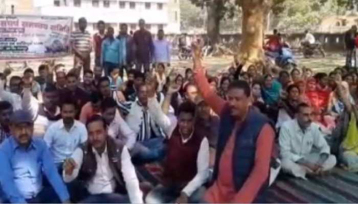 मुंगेर में जारी नियोजित शिक्षकों का हड़ताल, स्कूली शिक्षा पर पड़ रहा मिलाजुला असर मुंगेर में जारी नियोजित शिक्षकों का हड़ताल, स्कूली शिक्षा पर पड़ रहा मिलाजुला असर