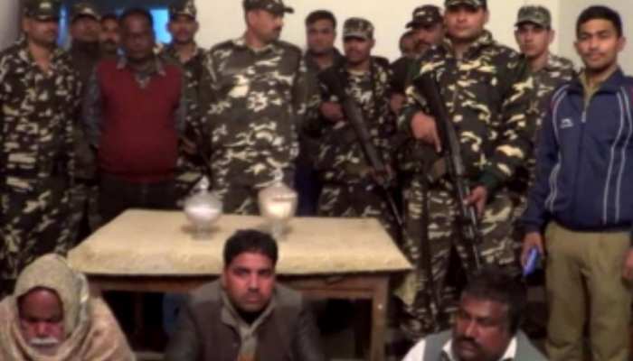 बिहार: SSB ने जब्त किया 2 जार कोबरा सांप का जहर, 3 तस्करों को किया गिरफ्तार बिहार: SSB ने जब्त किया 2 जार कोबरा सांप का जहर, 3 तस्करों को किया गिरफ्तार