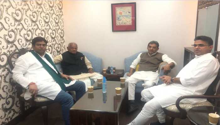 बिहार चुनाव को लेकर महागठबंधन की दिल्ली में बैठक, 'पीके इन टीम' के लग रहे कयास! बिहार चुनाव को लेकर महागठबंधन की दिल्ली में बैठक, 'पीके इन टीम' के लग रहे कयास!
