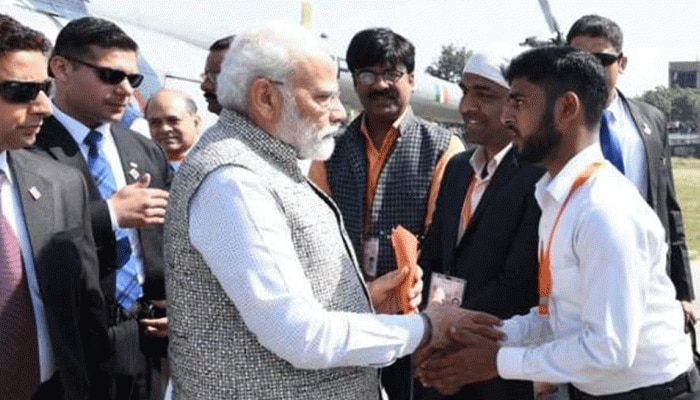 पर्वतारोही मनोज यादव जब पैर छूने के लिए झुके तो पीएम मोदी बोले - खिलाड़ी कभी झुकता नहीं पर्वतारोही मनोज यादव जब पैर छूने के लिए झुके तो पीएम मोदी बोले - खिलाड़ी कभी झुकता नहीं