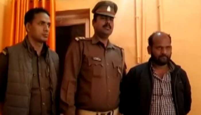 UP: रील लाइफ का विलेन निकला रियल लाइफ में हत्यारा, फिल्म के सेट से पुलिस ने किया गिरफ्तार UP: रील लाइफ का विलेन निकला रियल लाइफ में हत्यारा, फिल्म के सेट से पुलिस ने किया गिरफ्तार