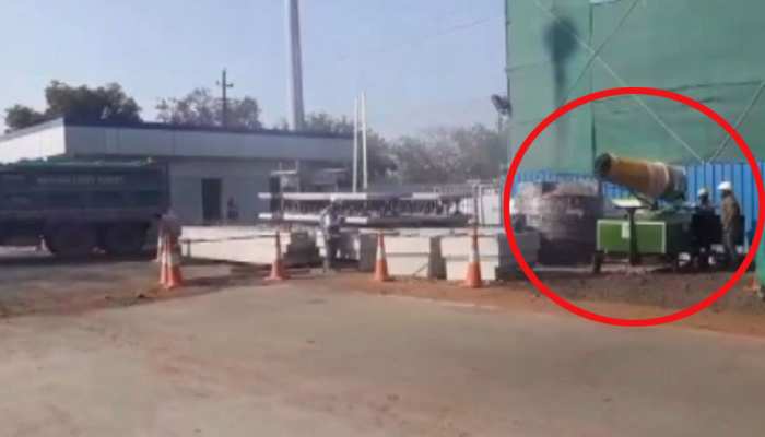 नोएडा में लगाई गईं दो एंटी स्मॉग गन, वायु प्रदूषण से मिलेगी राहत नोएडा में लगाई गईं दो एंटी स्मॉग गन, वायु प्रदूषण से मिलेगी राहत