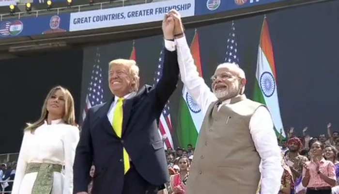 Namaste Trump LIVE: मोटेरा स्टेडियम पहुंचे मोदी-ट्रंप, लोगों को करेंगे खिताब Namaste Trump LIVE: मोटेरा स्टेडियम पहुंचे मोदी-ट्रंप, लोगों को करेंगे खिताब