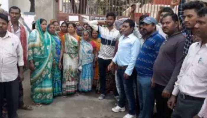 मुंगेर: लोगों को नहीं मिला अटल आवास योजना का लाभ, नगर परिषद का घेराव कर की नारेबाजी मुंगेर: लोगों को नहीं मिला अटल आवास योजना का लाभ, नगर परिषद का घेराव कर की नारेबाजी